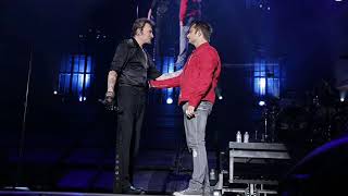 Miniatura del video "Johnny Hallyday & David Hallyday - Sang pour sang (Bercy 2013) (+ Paroles) (yanjerdu26)"