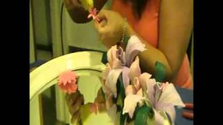 Un espejo decorado con orquideas en goma eva