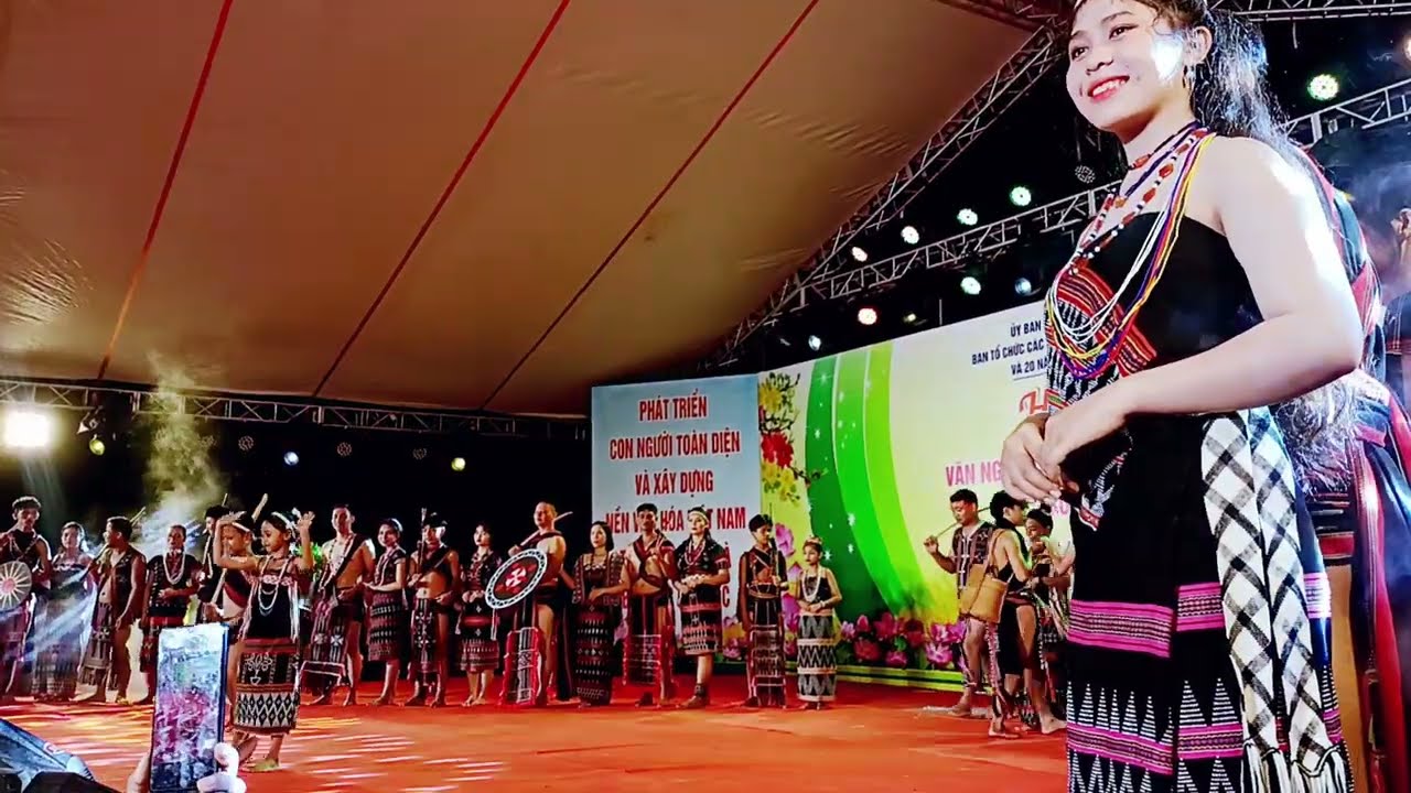 Trời Trang Cơ Tu | Trình Diễn Trời Trang Với Trang Phục Thổ Cẩm Cơ Tu Xưa