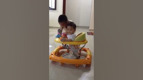 Adik Comel Bawa Abang Jenjalan Dengan Walker