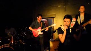 Miniatura de vídeo de "Gabriella Cilmi - Left With Someone Else (HD) - The Loft, Brighton - 17.05.13"
