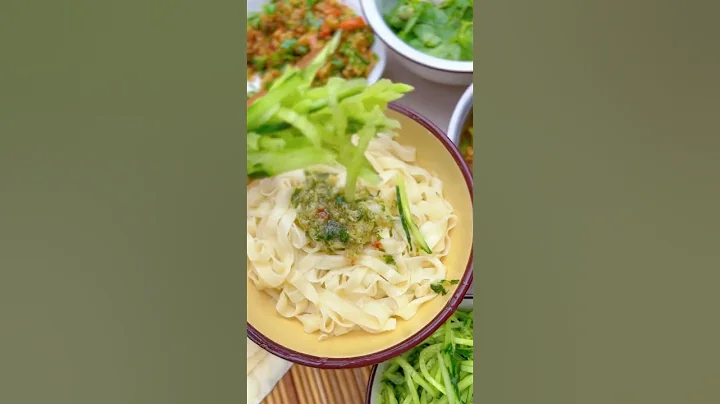 河南人夏天吃麵條，必須得配上十香蒜汁，帶勁！#中國美食  #中國美食 #chinesefood #街邊小吃 - 天天要聞