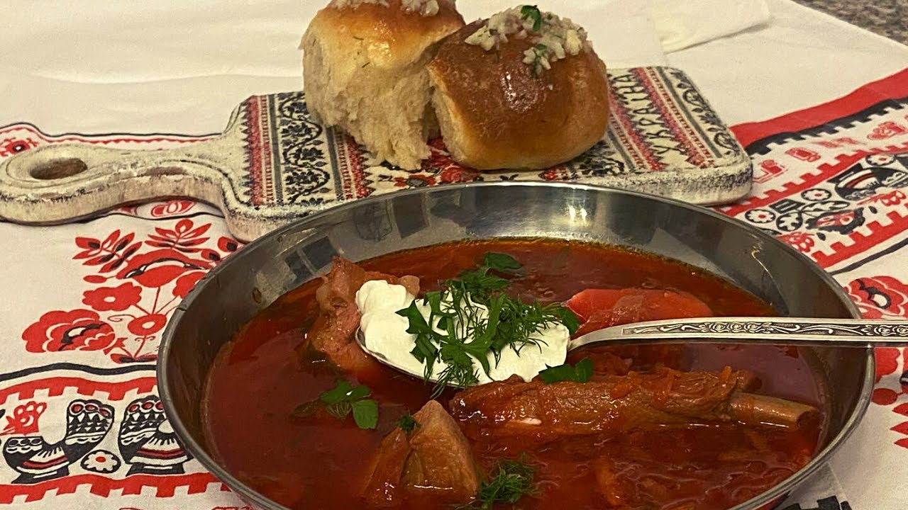 בורשט - מתכון אוקראיני קלאסי - עם פמפושקי (לחמניות שום מסורתיות)