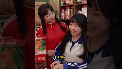 小卖部姐姐太会啦！拿彩虹糖给妹妹做了好大一锅，彩色的爆米花！ #童年铺子 - 天天要闻
