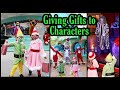 Giving Gifts to Characters at Universal Orlando | Holiday Character Meet and Greets during Grinchmas