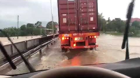 Mưa lớn khiến nước tràn lên quốc lộ ở Huế, cô lập nhiều nơi ở vùng núi Quảng Trị