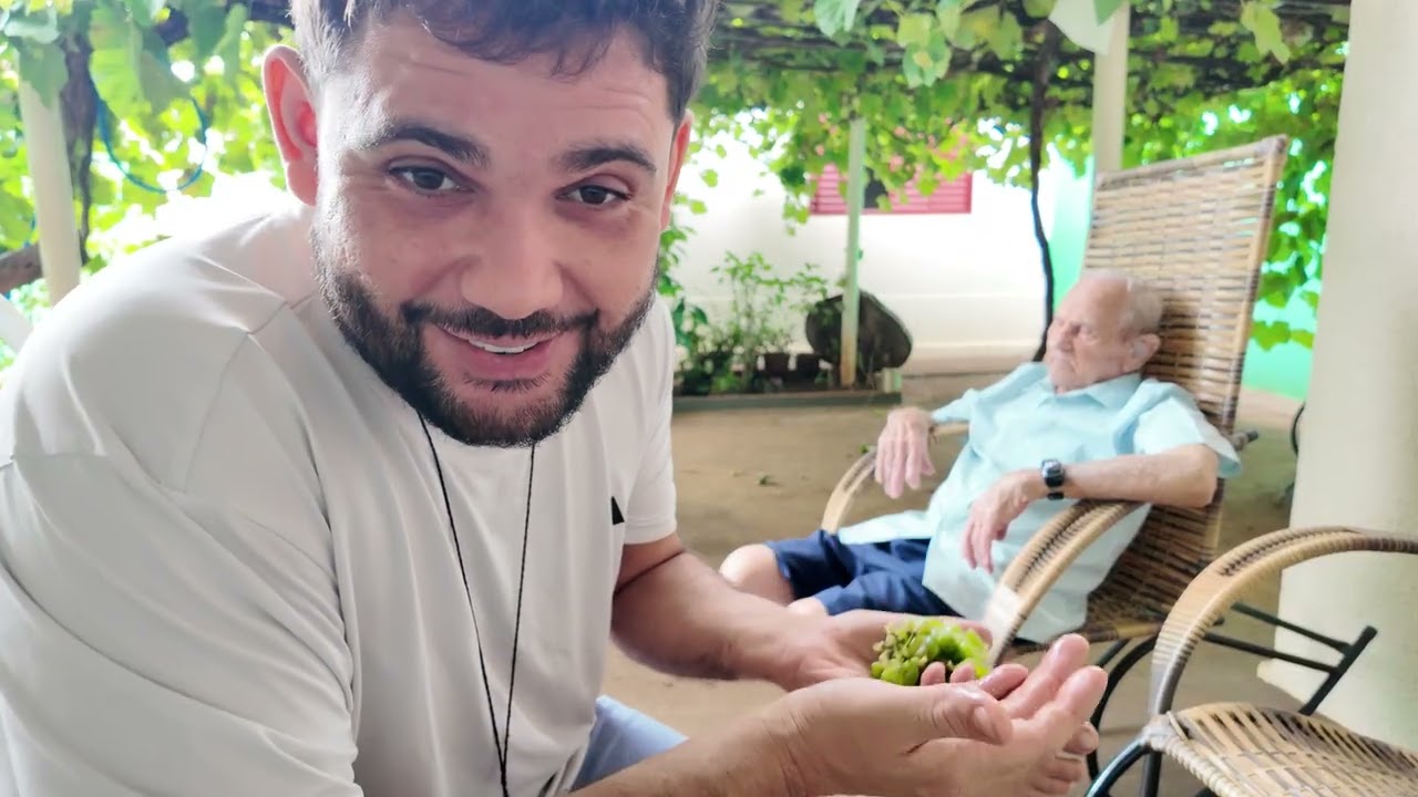 Conversando sobre a vida e sobre uvas sob a sombra da parreira do vovô. 🍇👴