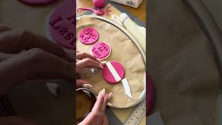 How to make fondant toppers for cupcakes | Cake-maker