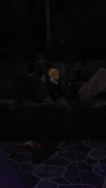 dua orang goblok yang main HP