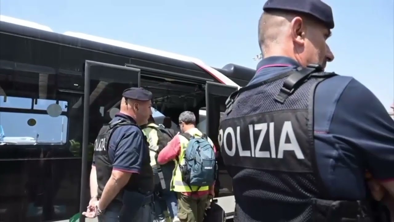 Contrasto all'immigrazione clandestina: espulsi 32 cittadini nigeriani