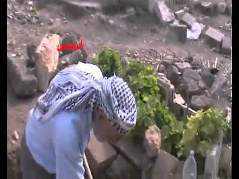 الرستن رجل يحفر قبرة بيده خوفا 21 10 2012