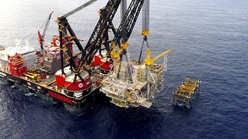 Peregrino C - highlights from the installation of the main support frame and the living quarters.