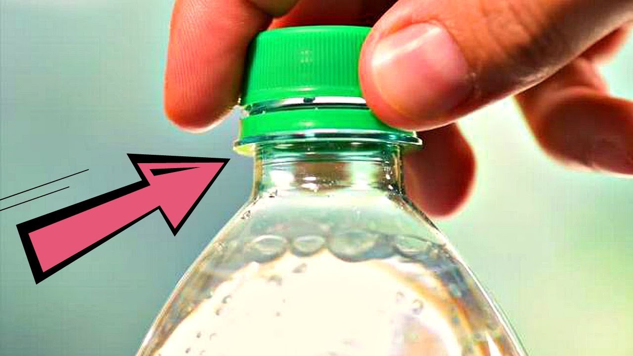 Раскрыть плотно. Открытая бутылка воды. Открытая пластиковая бутылка. Открутить крышку бутылки. Открывает бутылку воды.