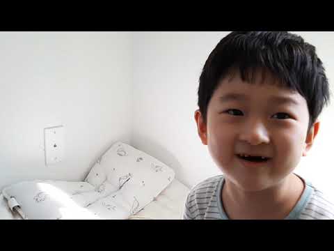 월세집 벽에 낙서하는 아기