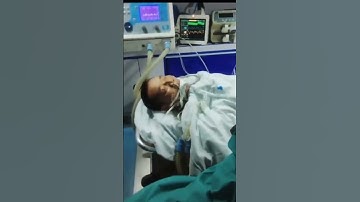 网传李克强抢救现场视频：据传是抢救李克强的救护车，担架上躺着的是李克强，护士痛哭。看起来像是李克强，诡异的是救护车上只有一个护士，各位自己判断 #李克强 如真，这个护士危险了。