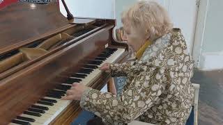 82-year-old woman recalls how to play Unchained Melody - having not played the piano for years Resimi