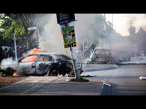 Video Sudafrica, proteste anti-immigrazione: auto incendiate e negozi saccheggiati