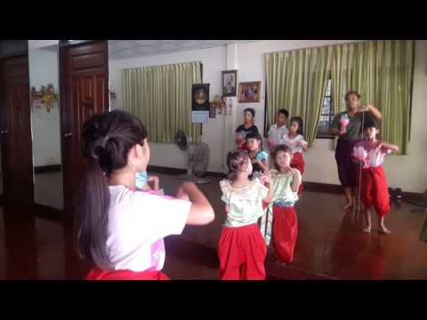 เรียนรำไทยกับครูปุ๋ย 8/4/60#1