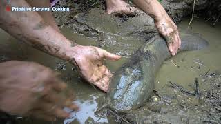 Primitive Life Smart Primitive Girl Unique Fish Trap - Dig Deep Mud Hole Survival Catch Big Fish
