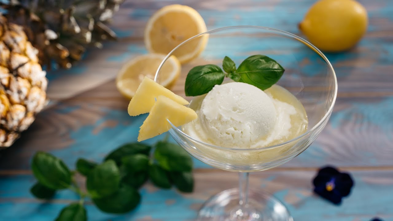 Basilikum-Joghurt Eis mit Zitronen-Ananas Jus - Out in the Green