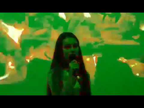Милана плачет