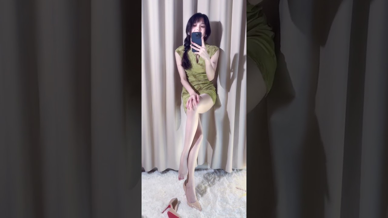 Green Qipao ✨ Glossy Pantyhose & Elegant Evening Vibes