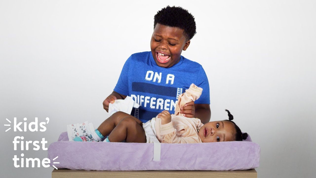 Kids' First Time Changing Diapers | Hiho Kids