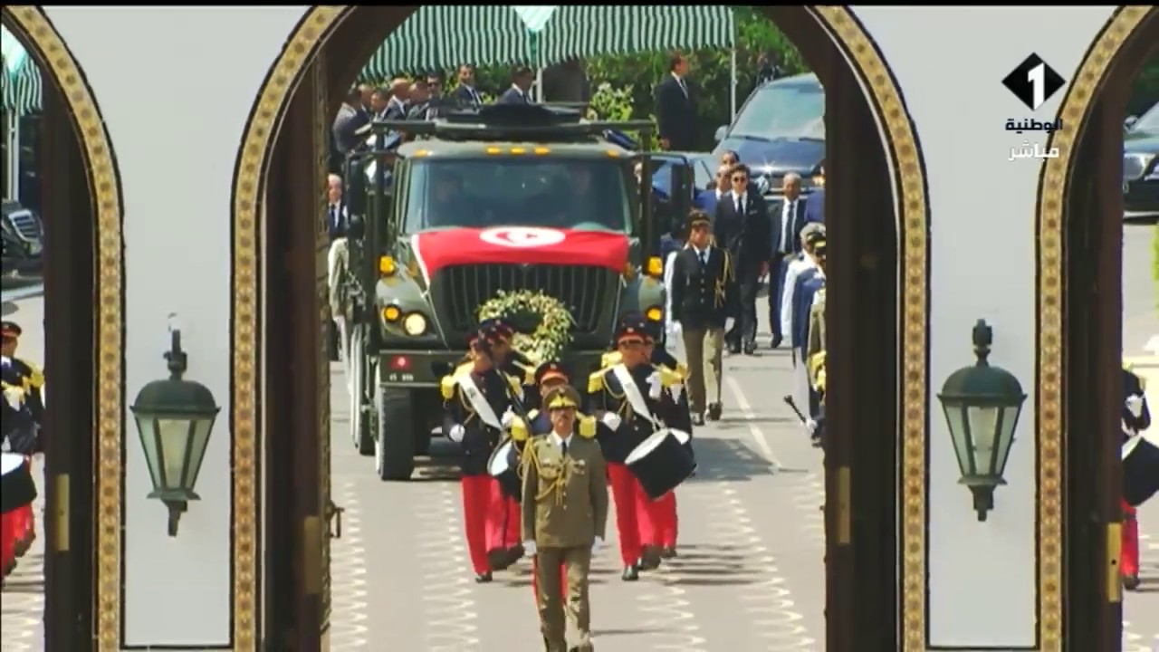 وصول جثمان الرئيس الراحل الباجي قائد السبسي إلى  ساحة  قصر قرطاج