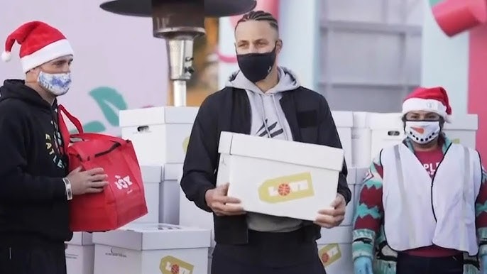 Stephen Curry and Family Donate Food to 1,000 Families