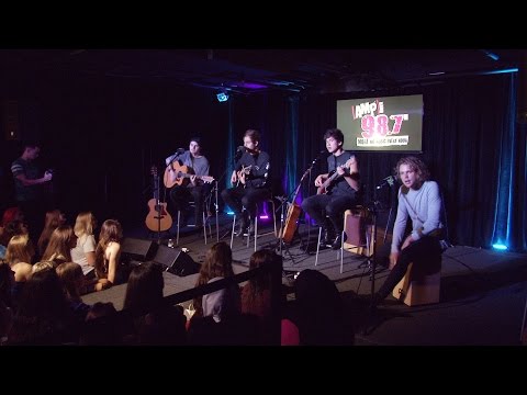 5-seconds-of-summer-thrill-the-crowd-take-questions