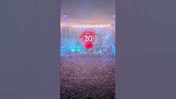 Thumbnail of Oasis returned back on stage for the first time since 15 years. During their song 'Live Forever'