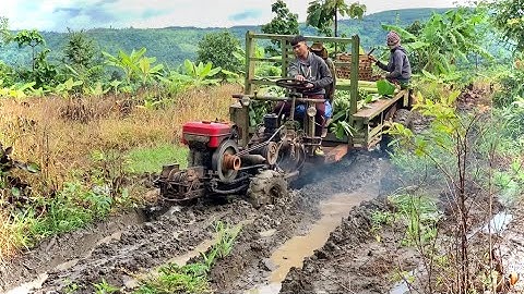 Xe công nông 2 cầu đi chở chuối gặp mùa mưa cực kỳ trơn trượt và cái kết