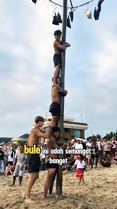 Ketika Bule Ikut Lomba Panjat Pinang Tapi Malah Bingung