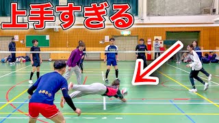 (Volleyball match) She is a libero who is too good at flying.