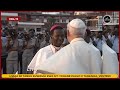Mt. Yohane Paulo II Akiwasalimia Maaskofu wa Tanzania Baada ya Kuwasili Septemba 1990