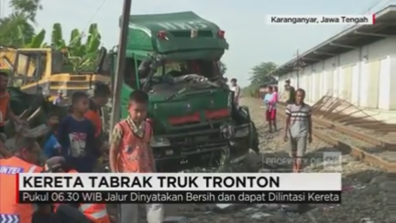 Truk Tronton Ringsek Ditabrak Kereta