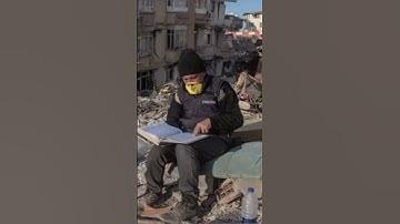 مسن تركي يقرأ القرآن الكريم فوق ركام منزله المدمر جراء الزلزال منطقة هاتاي