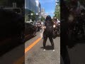 暴走族バイクの前に立ちはだかる おばちゃん!