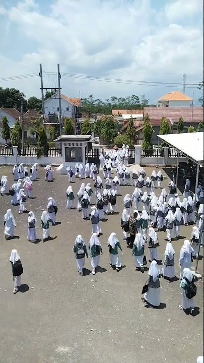Siswi SMP pulang sekolah.