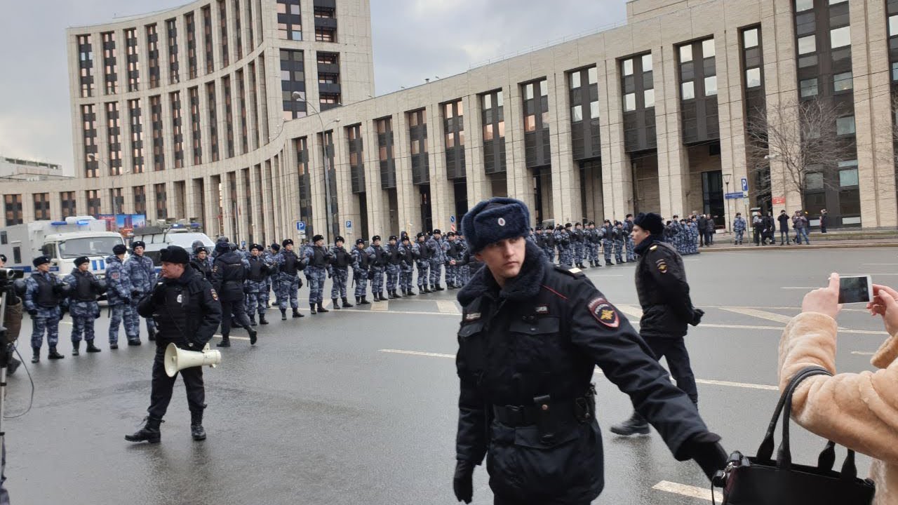 Полиция вытесняет митингующих за свободный интернет в Москве