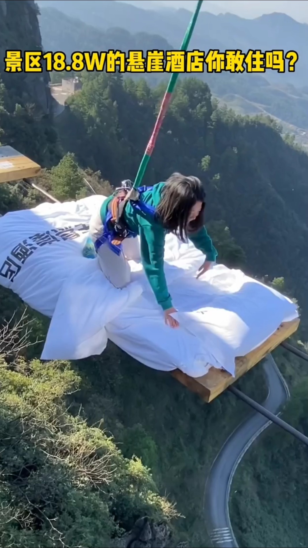 Glass bridge के ऊपर लड़की कैसे सोती है || china bridge || #shortsvideo