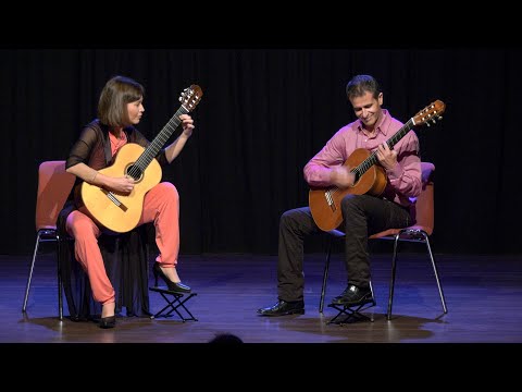 El dúo de guitarras Contrastes interpreta en el Festing 'Ritmos del mundo'