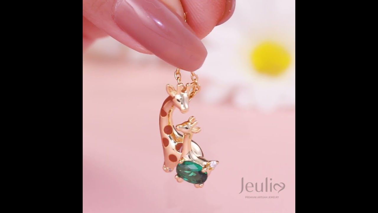 Jeulia "Sweet Scene" Mom and Baby Giraffe Sterling Silver Necklace  - Jeulia.com