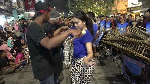 PENONTON MESRA BANGET !!! SAYANG 2 COVER ANGKLUNG RAJAWALI MALIOBORO YOGYAKARTA