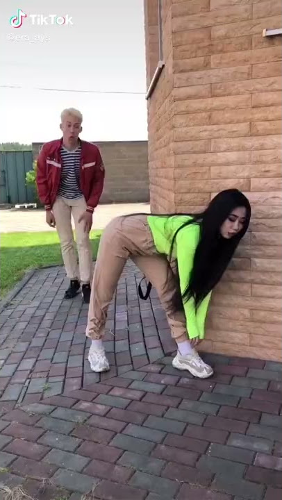 O homem que que pega a bunda da mulher e o outro cara ajudou ela