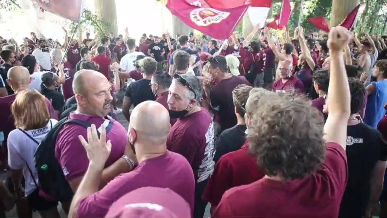 Reggiana-Bari, i cori dei tifosi granata prima della finale playoff