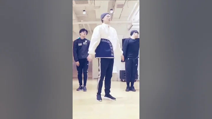 EXO-CBX Blooming Day dance practice Baekhyun ver