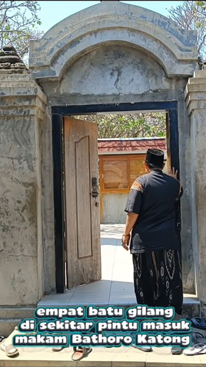penanda hari jadi kabupaten Ponorogo, empat batu gilang di sekitar pintu masuk makam Bathoro Katong
