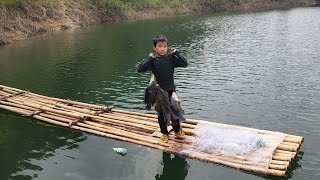 A large school of fish got caught in the net, an orphan boy khai harvested the fish to sell