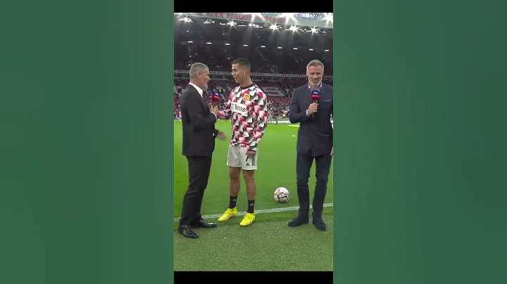 Not starting the match, Ronaldo was still smiling with Roy Keane and Neville - DayDayNews